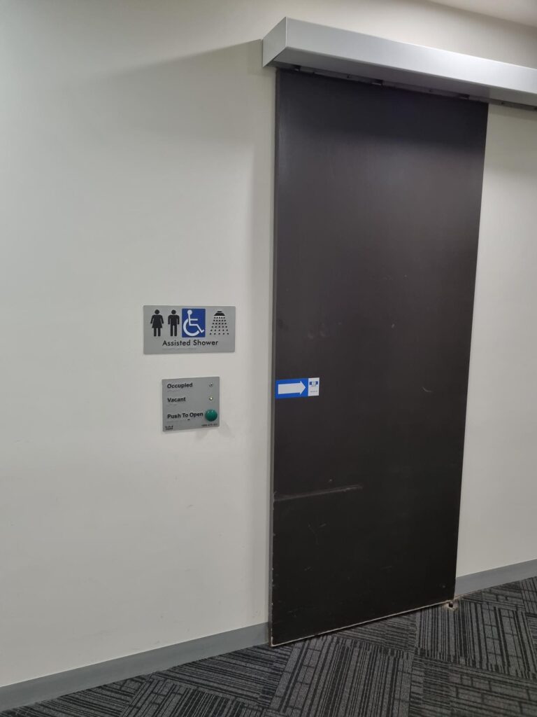 AVLC offers 8 accessible change rooms (7 on pool deck and 1 in the corridor accessible from the entry foyer)